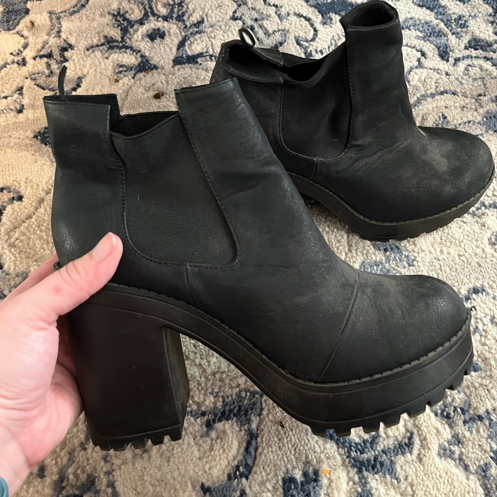 Divided Chunky Heeled Boots